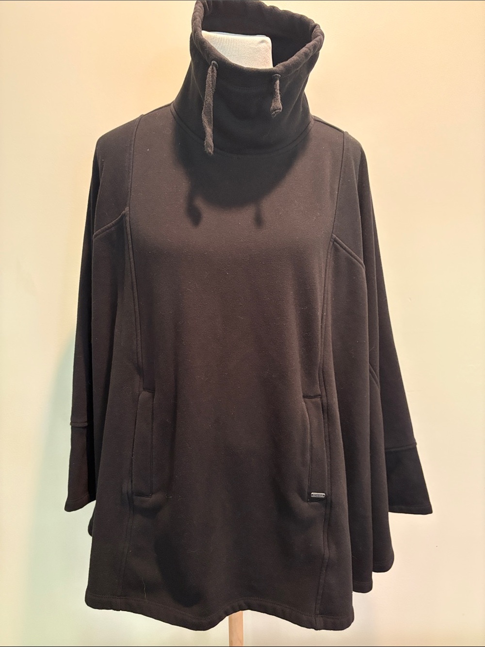 Ugg poncho sweatshirt black size m/l